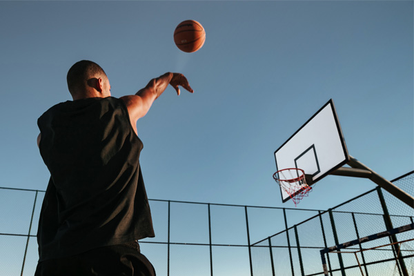 Athlete shooting basketball with correct backspin using Evo1 sensor training
